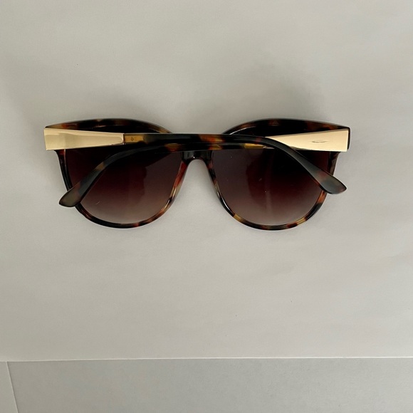 💥SALE💥 NWOT LOFT Tortoise Shell Sunglasses with Gold Detailing on Sides - Picture 4 of 9